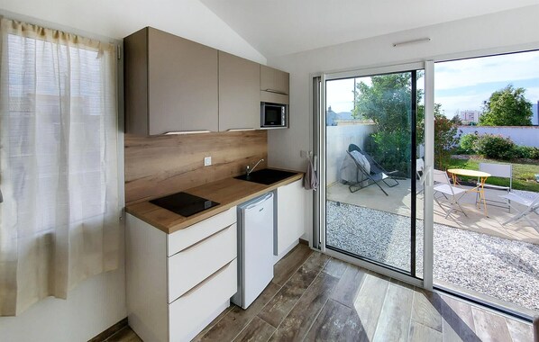 Kjøleskap, kokeplater og kaffetrakter/tekoker