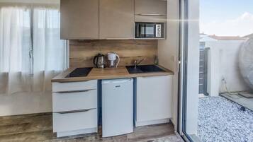 Een koelkast, een kookplaat, een koffiezetapparaat/waterkoker