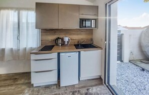 Fridge, microwave, stovetop, coffee/tea maker