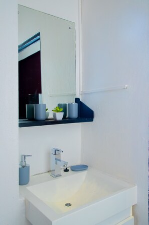 Douche, serviettes fournies, savon, shampooing