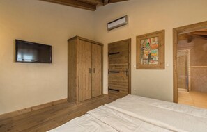 5 bedrooms, iron/ironing board, travel crib, free WiFi