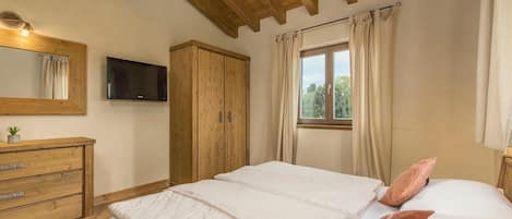 5 quartos, ferros/tábuas de passar roupa, berço de viagem