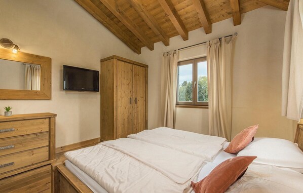 5 habitaciones, tabla de planchar con plancha y cuna de viaje