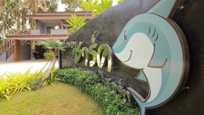 Un letrero con un elefante estilizado y el texto 'Hotel Elephant'.