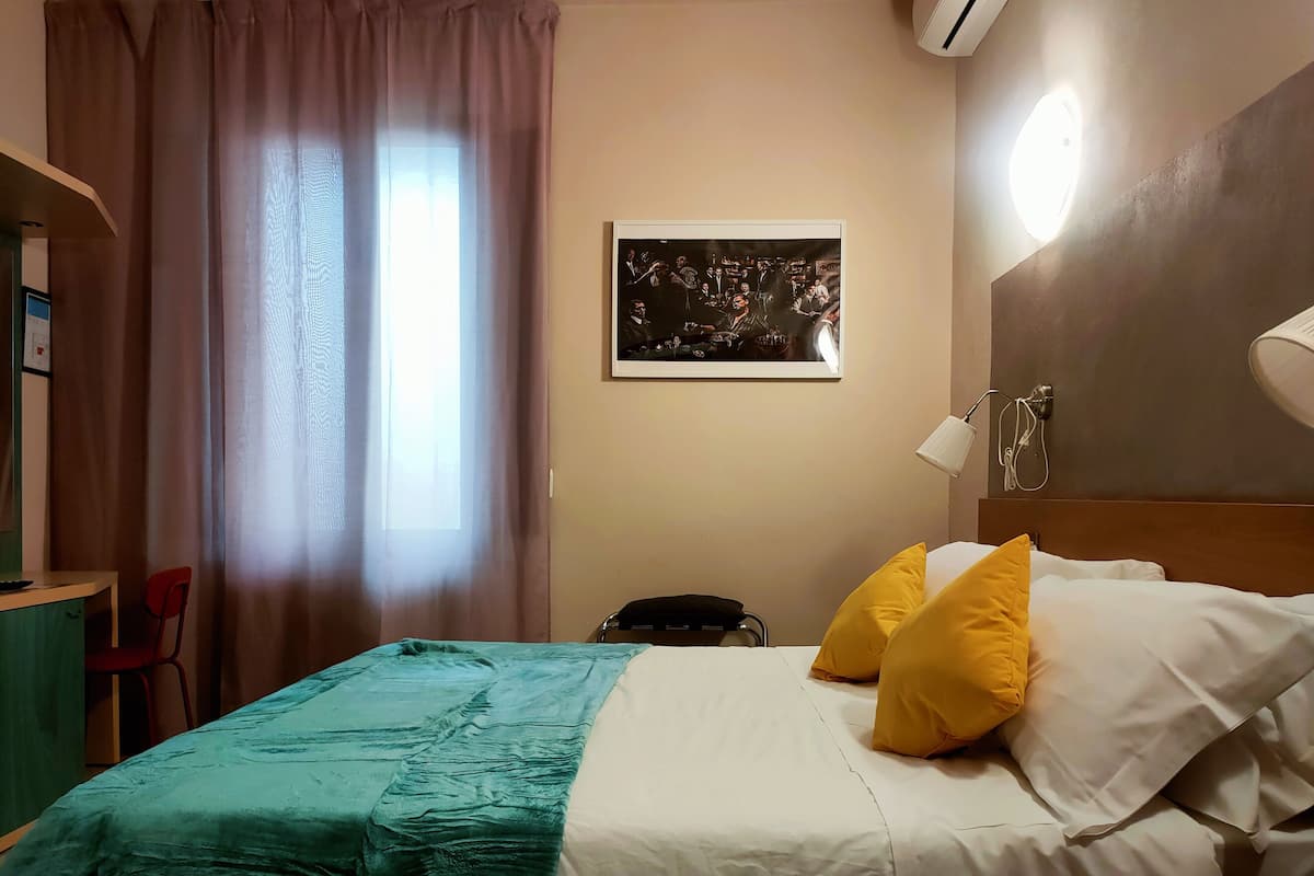 Standaard tweepersoonskamer | 1 slaapkamer, een bureau, een laptopwerkplek, verduisterende gordijnen