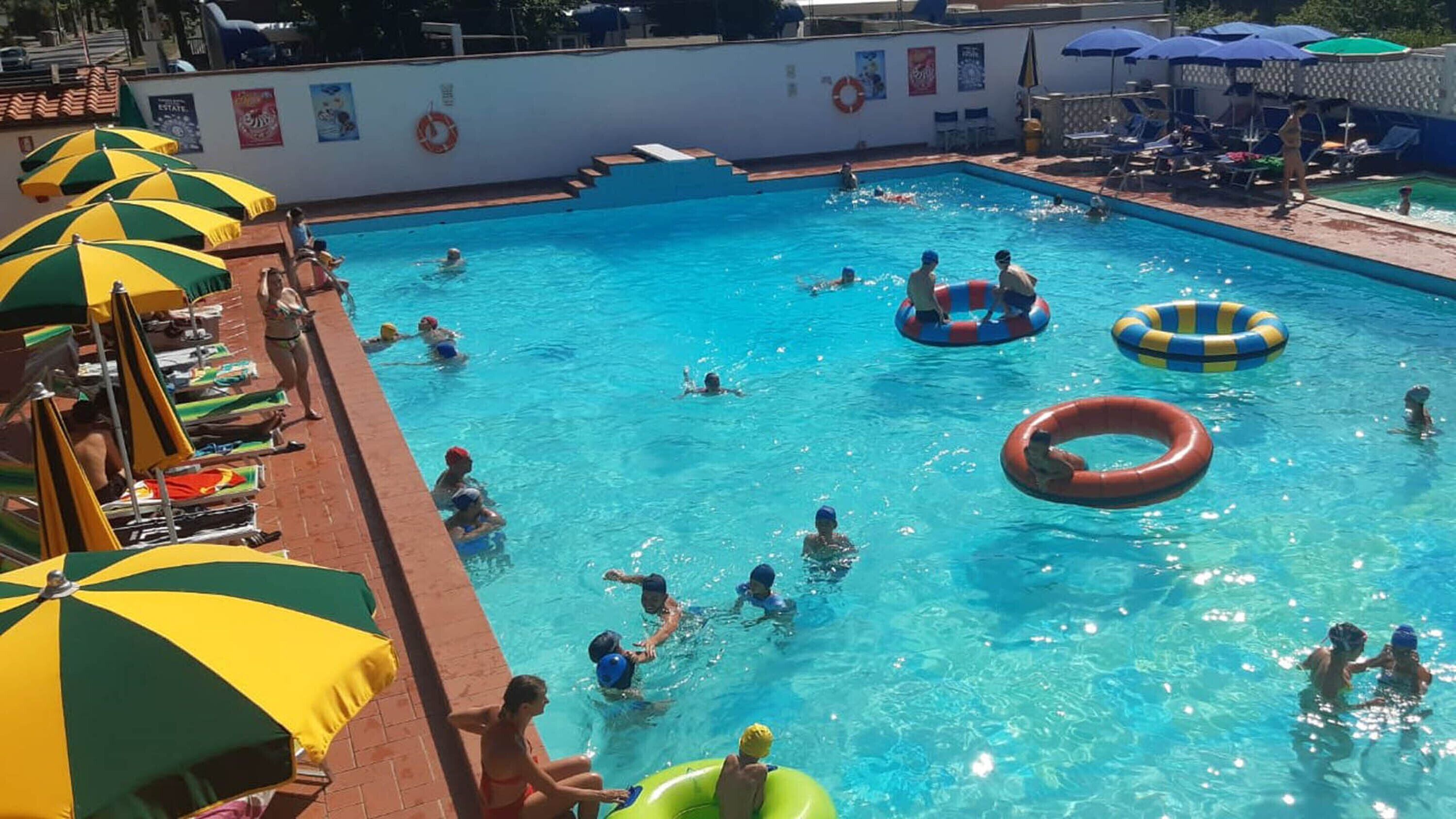 حمّام سباحة خارجي موسمي، مظلات على حمّام السباحة، مقاعد للتشمس