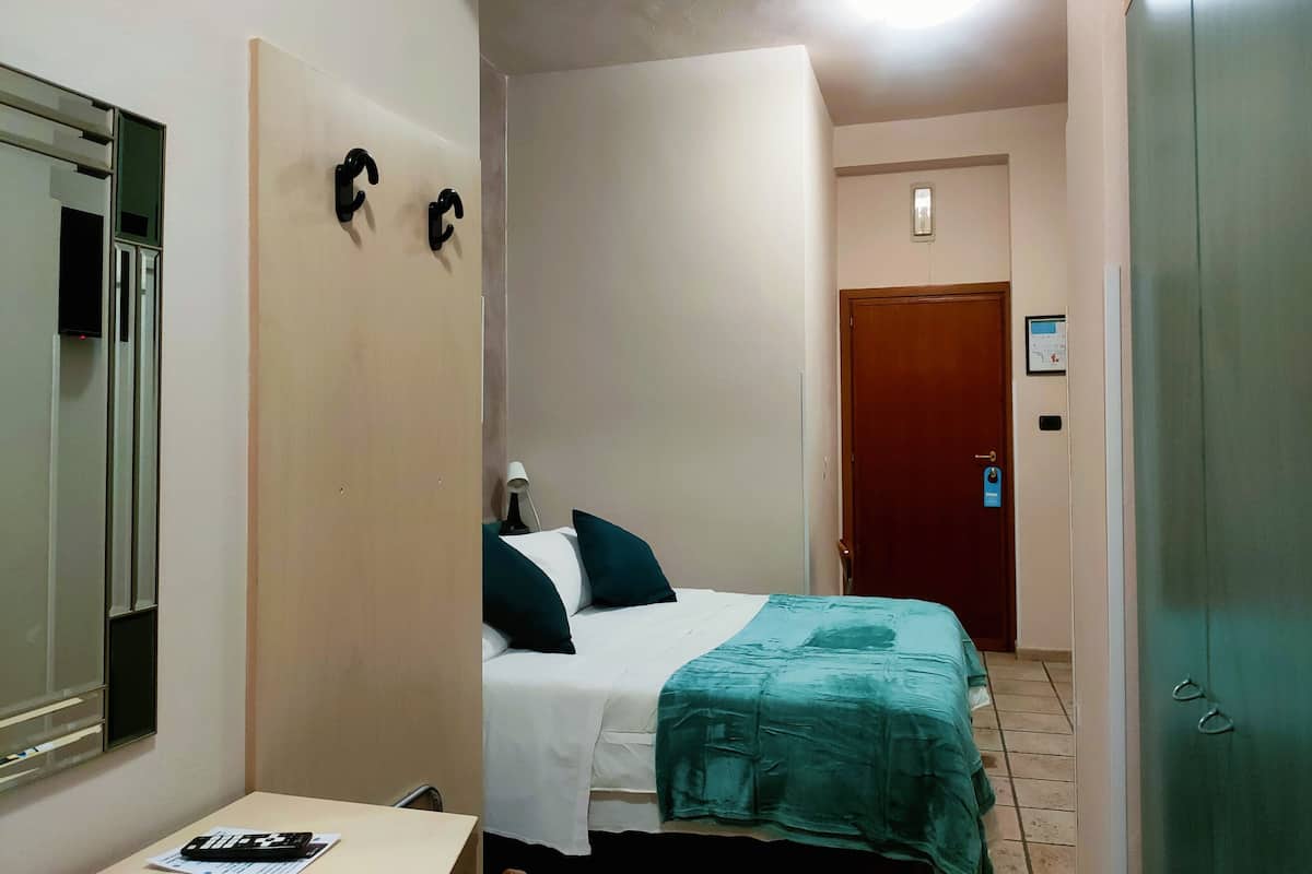 Standaard tweepersoonskamer | 1 slaapkamer, een bureau, een laptopwerkplek, verduisterende gordijnen