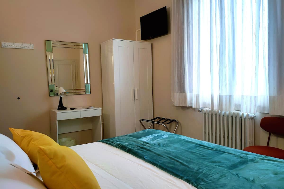Standaard Twin kamer | 1 slaapkamer, een bureau, een laptopwerkplek, verduisterende gordijnen