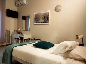 Deluxe Single Room | Desk, laptop workspace, blackout curtains, free WiFi - Hotel Il Boschetto (Pistoia)