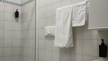 Ein Badezimmer mit Toilette, Bidet und Waschbecken.