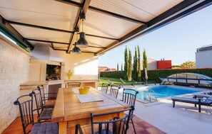 Outdoor dining - Awesome home in Pula with sauna (Pula)