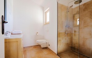 A bathroom with a toilet, sink, and shower. - Awesome home in Pula with sauna (Pula)