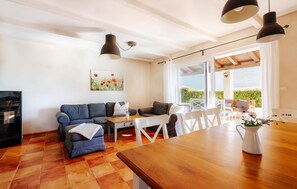 TV, ping pong - Awesome home in Pula with sauna (Pula)