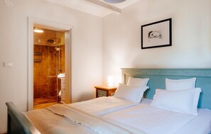 4 bedrooms, iron/ironing board, travel crib, free WiFi - Awesome home in Pula with sauna (Pula)