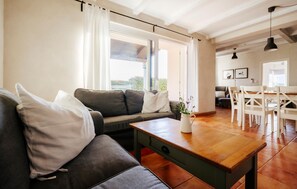 TV, ping pong - Awesome home in Pula with sauna (Pula)