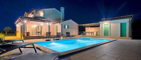 Een verwarmd zwembad