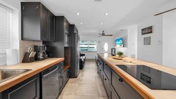 Refrigerador, parrilla de estufa, lavavajillas y cafetera y tetera