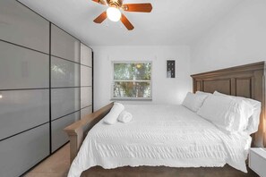 3 habitaciones, tabla de planchar con plancha, wifi y ropa de cama 