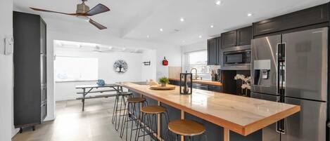 Réfrigérateur, plaque de cuisson, lave-vaisselle, cafetiÚre/bouilloire