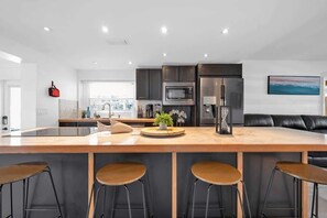 Kjøleskap, kokeplater, oppvaskmaskin og kaffetrakter/tekoker