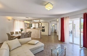 TV, DVD-spiller, bordtennis og stereoanlegg