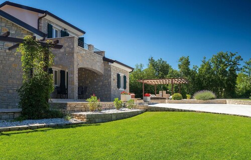 Gorgeous home in Pazin