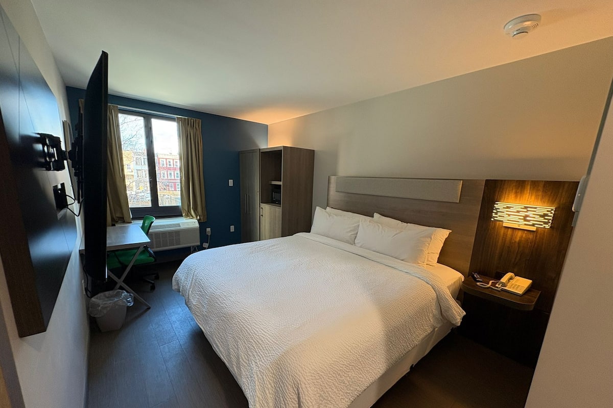 Desk, laptop workspace, iron/ironing board, free WiFi