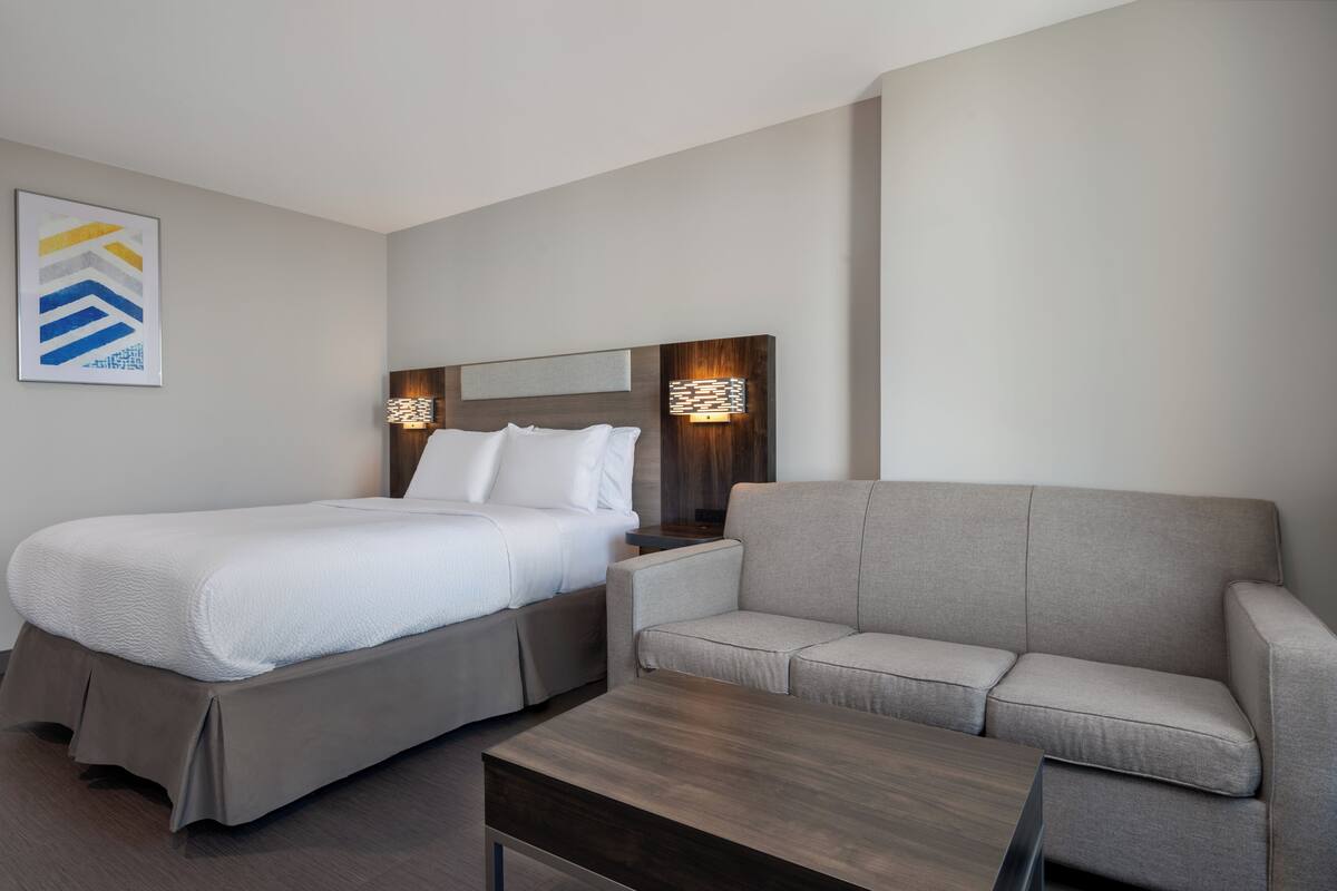 Suite, 1 queensize-seng | Skrivebord, skrivebord for bærbar PC og strykejern/-brett