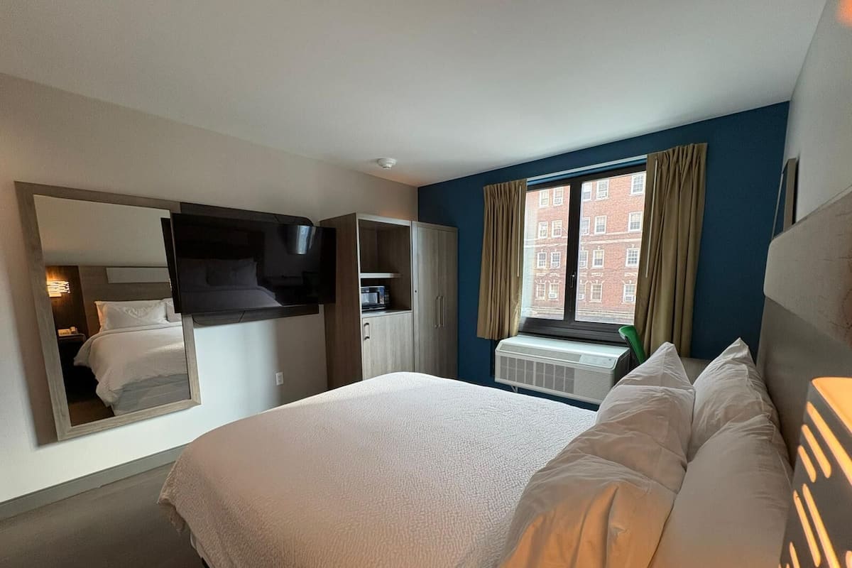 Desk, laptop workspace, iron/ironing board, free WiFi