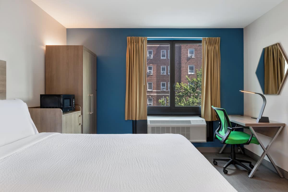 Desk, laptop workspace, iron/ironing board, free WiFi