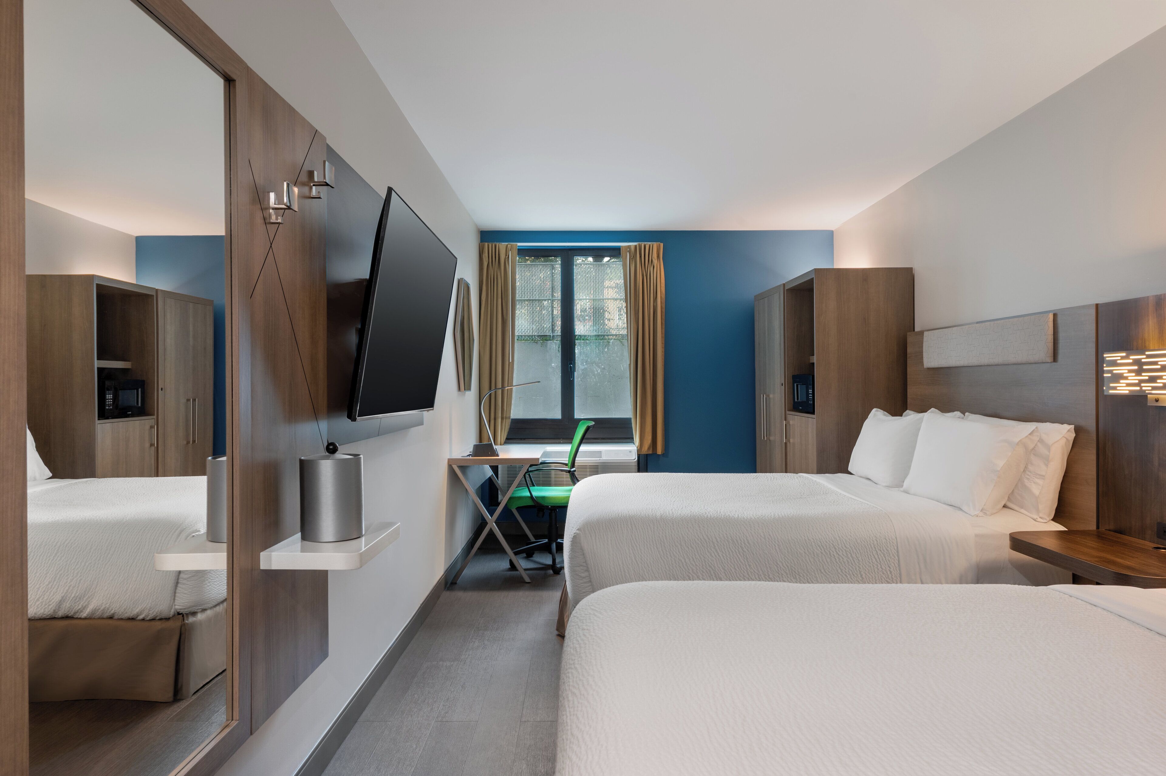 Bàn, khu vực làm việc phù hợp cho laptop, bàn ủi/dụng cụ ủi quần áo 