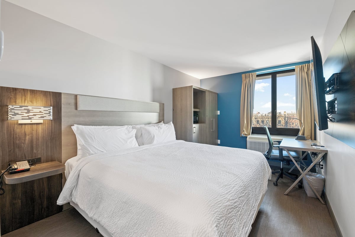 Desk, laptop workspace, iron/ironing board, free WiFi