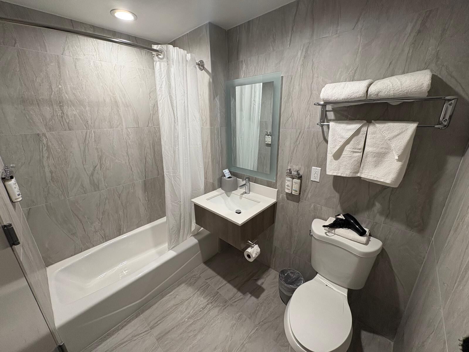 Une salle de bain moderne avec une baignoire, un lavabo et des toilettes.