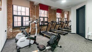A gym with stationary bikes, treadmills, and a rowing machine. - Stylish 1-bed Studio - Heart of Nottingham (Nottingham)
