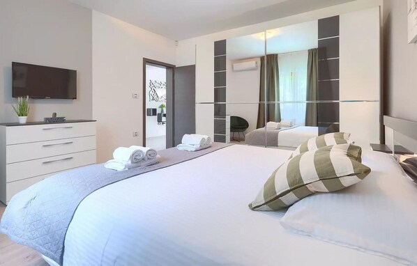 3 habitaciones, tabla de planchar con plancha y cuna de viaje