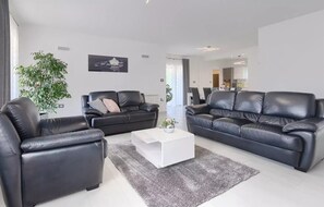 Fernseher, Tischfußball, Tischtennisplatte