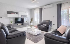 Televisión, futbolito y tenis de mesa