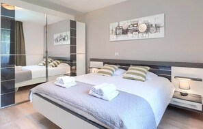 3 habitaciones, tabla de planchar con plancha y cuna de viaje 