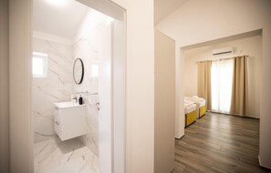 5 chambres, fer et planche à repasser, lit parapluie, Wi-Fi gratuit