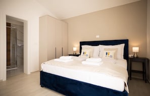 5 habitaciones, tabla de planchar con plancha y cuna de viaje