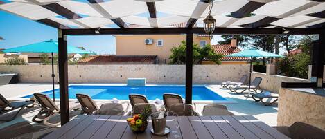 Lämmitetty uima-allas