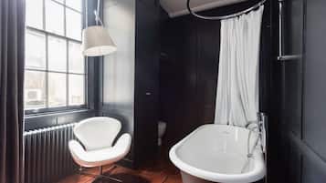 Secador de cabelo, toalhas de banho