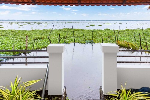 LOTUS LAKE RETREAT  - ROMANTIC HOME STAY IN BACKWATERS