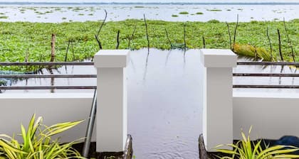 LOTUS LAKE RETREAT - ROMANTIC HOME STAY IN BACKWATERS