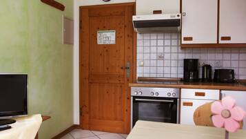 Kühlschrank, Ofen, Herdplatte, Wasserkocher mit Kaffee-/Teezubehör