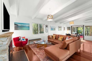 Smart TV, fireplace - The Arthouse at Mossy (Mossy Point)