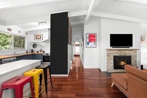 Fridge, microwave, oven, stovetop - The Arthouse at Mossy (Mossy Point)