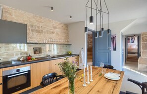 Refrigerador, horno, lavavajillas y cafetera y tetera 
