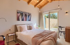 3 habitaciones, tabla de planchar con plancha y cuna de viaje 