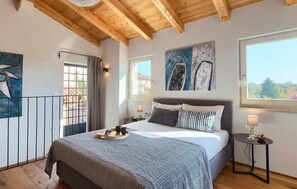 3 habitaciones, tabla de planchar con plancha y cuna de viaje